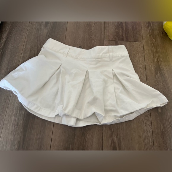 Wilfred Dresses & Skirts - EUC aritzia White Pleated Mini Skirt